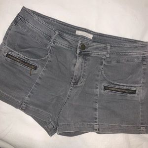 Hinge zip detail cotton shorts